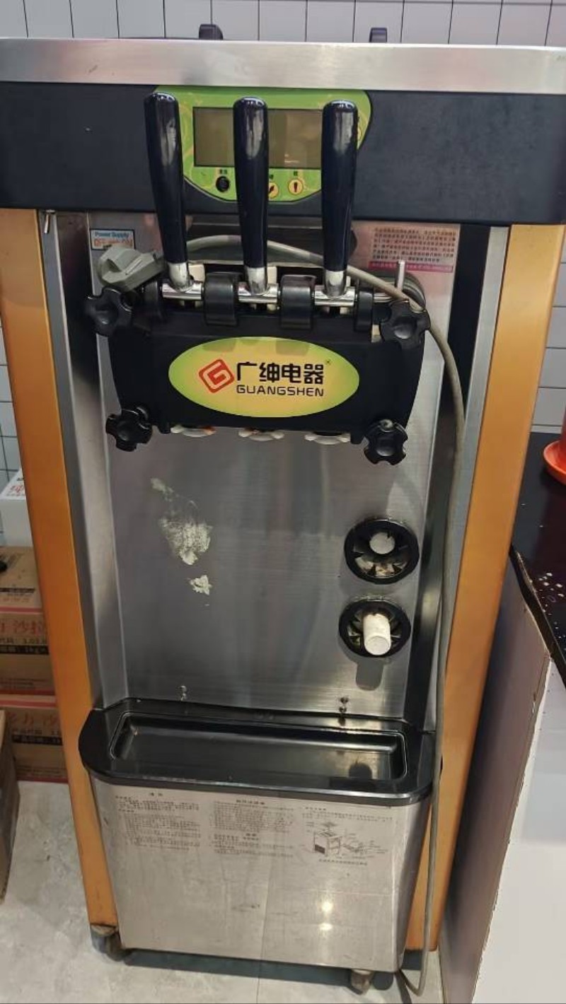 广绅牌商用立式冰淇淋机，三头出料，机器原装无维修，不锈钢机身，因店关闭用不到了便（第 1 张）