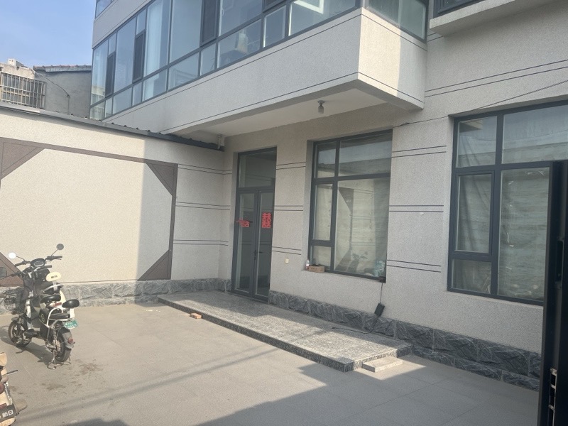 出租。260平仓库，二楼三室两厅两卫，有天然气壁挂炉地暖，临街停车方便。（第 4 张）