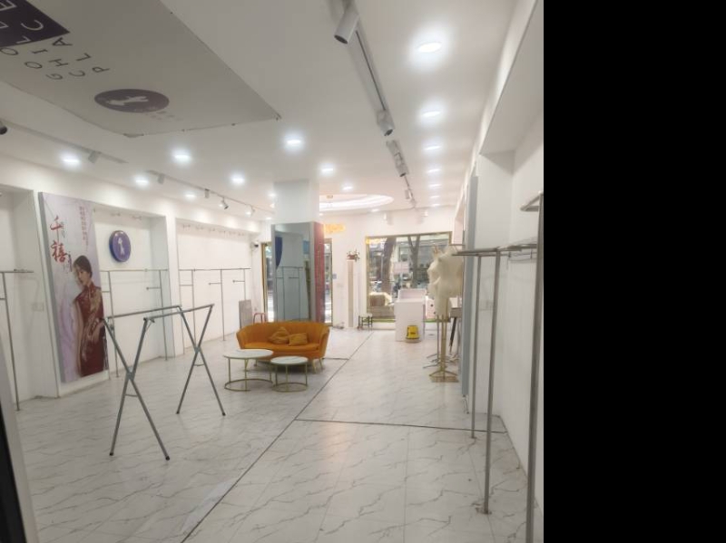 青年街中段格调名品鞋店对过有一门市出租，面积100平左右，水电齐全！接手就能干！（第 1 张）