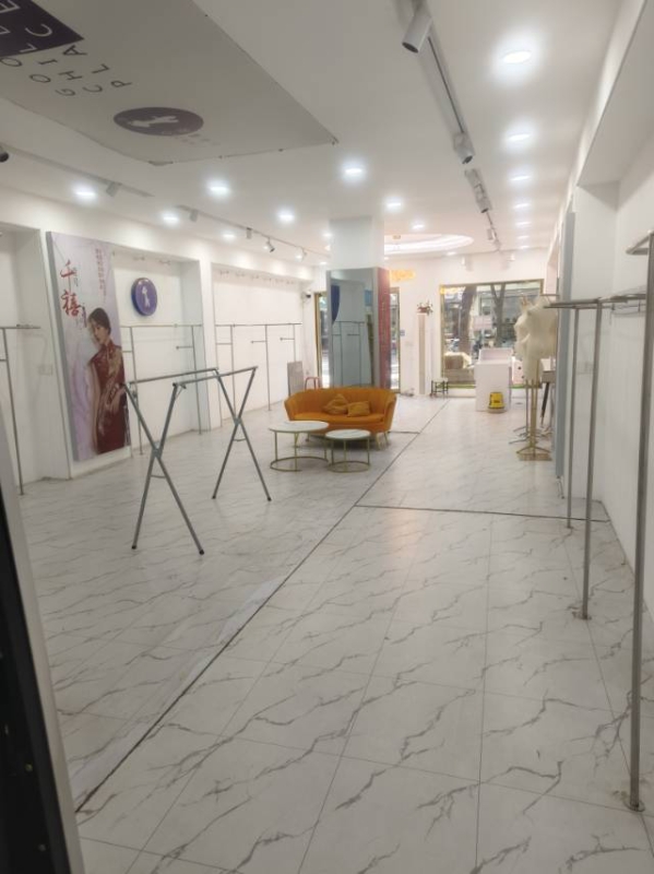 青年街中段格调名品鞋店对过门市出租，96平，水电齐全，接手就能干！价格面议，非诚（第 1 张）