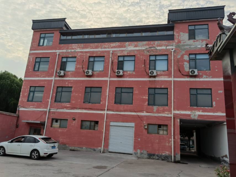 临街旺铺+院子整体出租
       临街商铺五间四层楼房加院子整体出租，交通便（第 1 张）