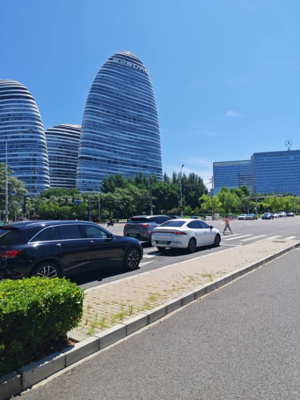 鸡泽县西关桥北行300米，路东三层楼自建房，出租三室两厅两卫168平米。所有家电（第 1 张）