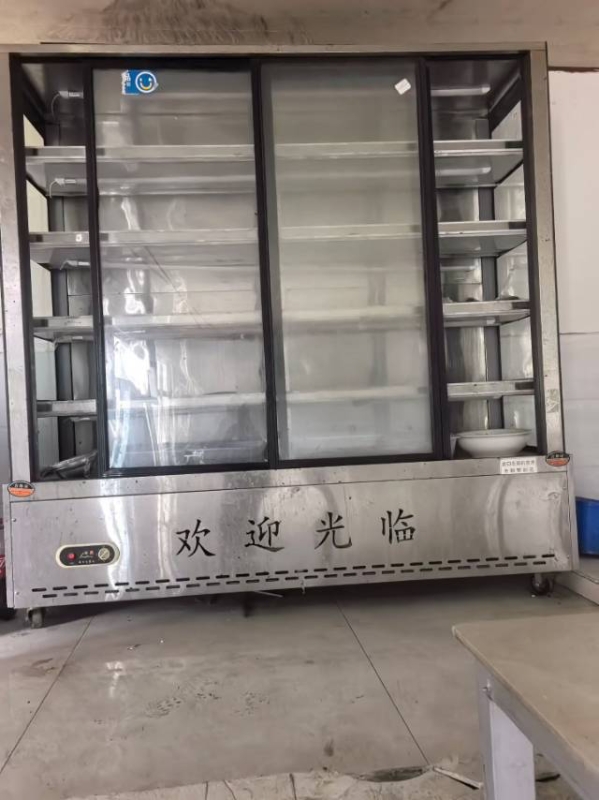出售一个六开门冰箱，三个玻璃冷藏柜，适合摆串串，放食品之类的，效果杠杠滴，有想要（第 1 张）