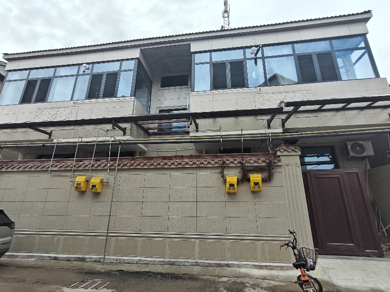 三室一厅一厨一卫，新房新家具，位置在县中心（第 1 张）