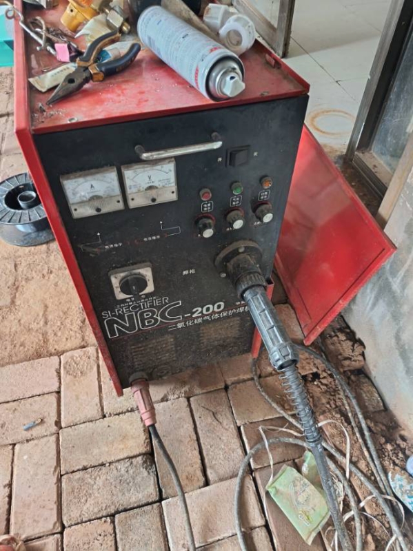 200二保焊一体机，华美德NBC-200，380V，机器成色还行，用过一段时间，（第 1 张）