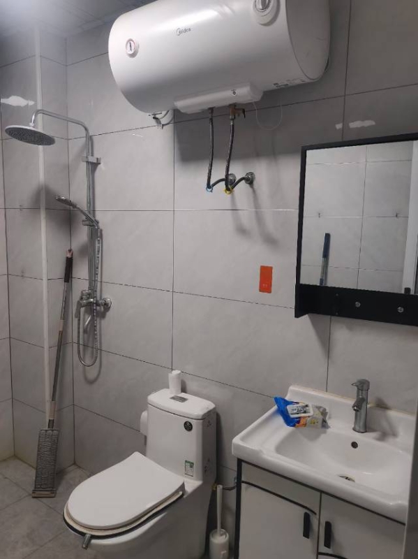 自家单元楼出租，2楼东户，3居室，拎包入住，年租优惠，没有物业费，停车方便，地址（第 4 张）