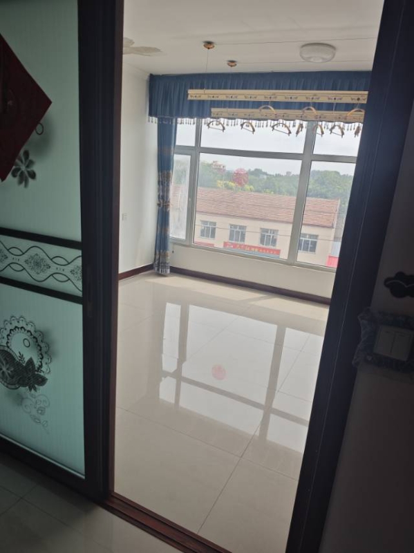 个人出售。西关桥西 路北 4楼一套单元房。4楼 总高4层  130平   简装修（第 5 张）