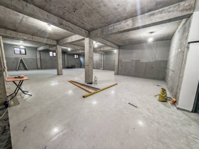 会盟南大街135号。一楼250平。二楼260平左右。整体出租。年租3.6万。简单（第 1 张）