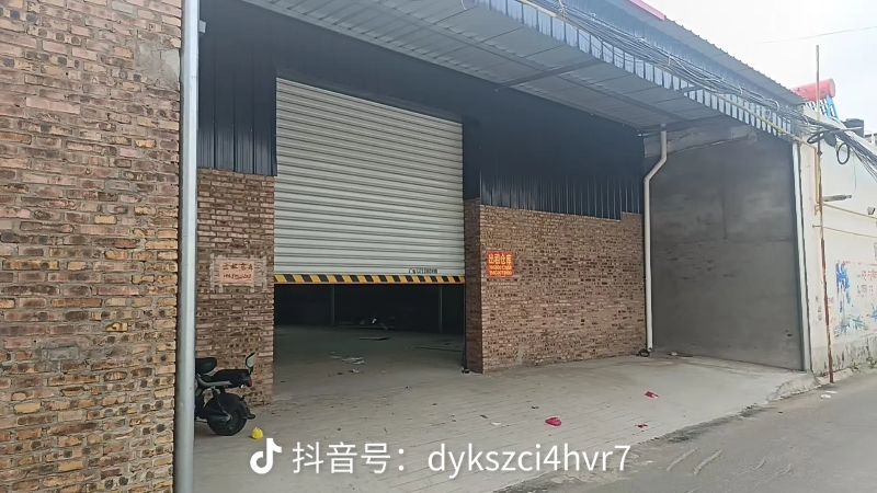 西睢宁大街，街口，临街门，300平米水电齐全，有小屋，有厕所，四方四正，电动卷帘（第 1 张）