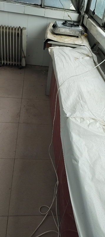 两室一厅找女士合租。主卧带阳台，客厅共用，有热水器，洗衣机。能做饭。一实附近（第 1 张）