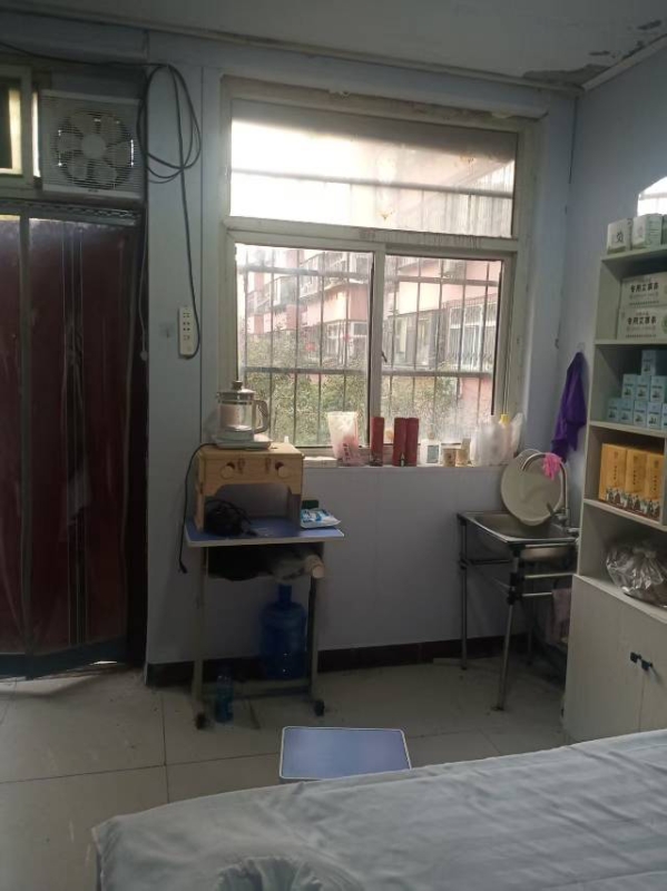 一层，水电齐全，简单家具、家电，卫生间，有热水器，可居住，做门市等，临联纺路，百（第 2 张）
