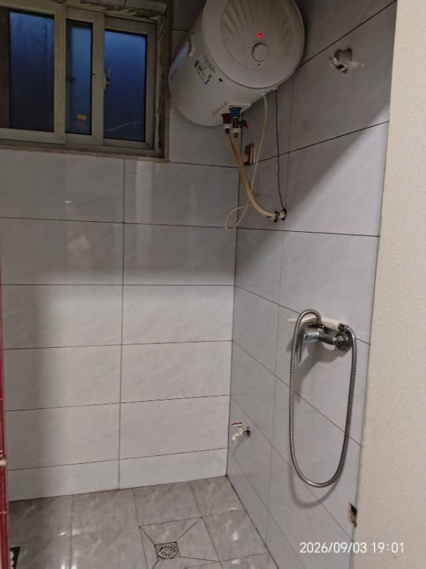 出租：建设街北自建房 三室一厅，水，电齐全，家具家电 空调，天燃气齐全，拎包入住（第 5 张）