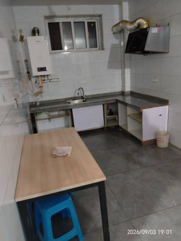 出租：建设街北自建房 三室一厅，水，电齐全，家具家电 空调，天燃气齐全，拎包入住（第 3 张）