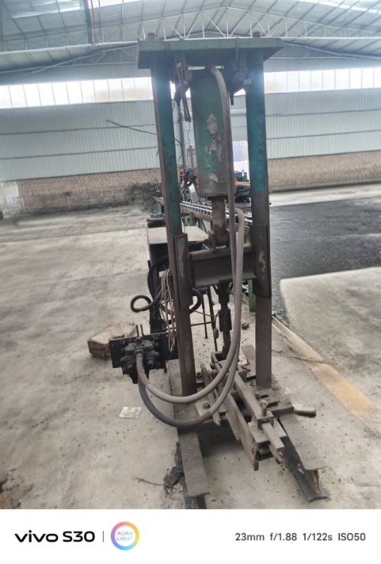 出售一台压勾机器  做地脚用 七字地脚 7.0电机 插电通油路即用   带砂轮机（第 1 张）