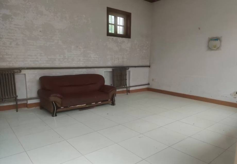 出租小院.五大间.办公.居住都适合.
年租8400☎️（第 3 张）