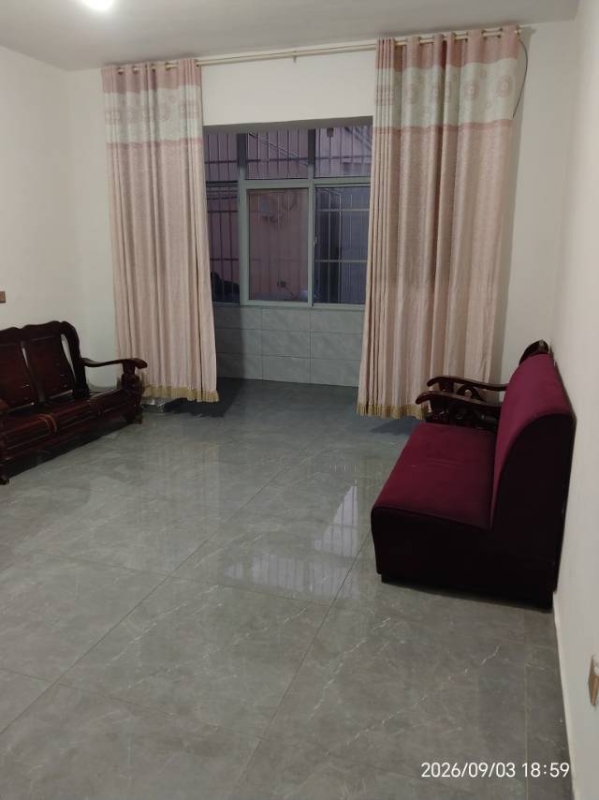 出租：建设街北自建房 三室一厅，水，电齐全，家具家电 空调，天燃气齐全，拎包入住（第 1 张）