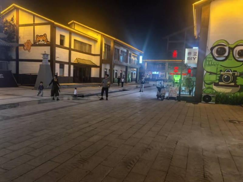 🔥凤鸣夜市步行街摊位招租｜双节来袭！
国庆中秋双节同庆，街区将举办大型文艺表演（第 2 张）