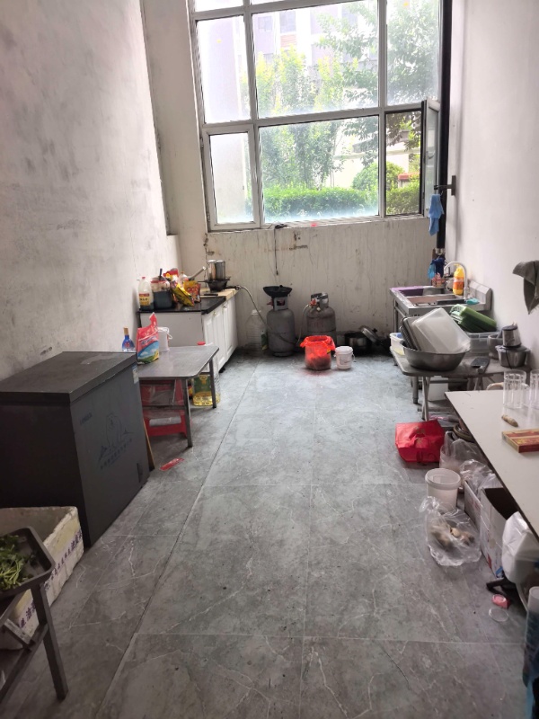 门市出租
科贸城对面荣盛江南锦苑底商门市上下层共173平米（第 4 张）