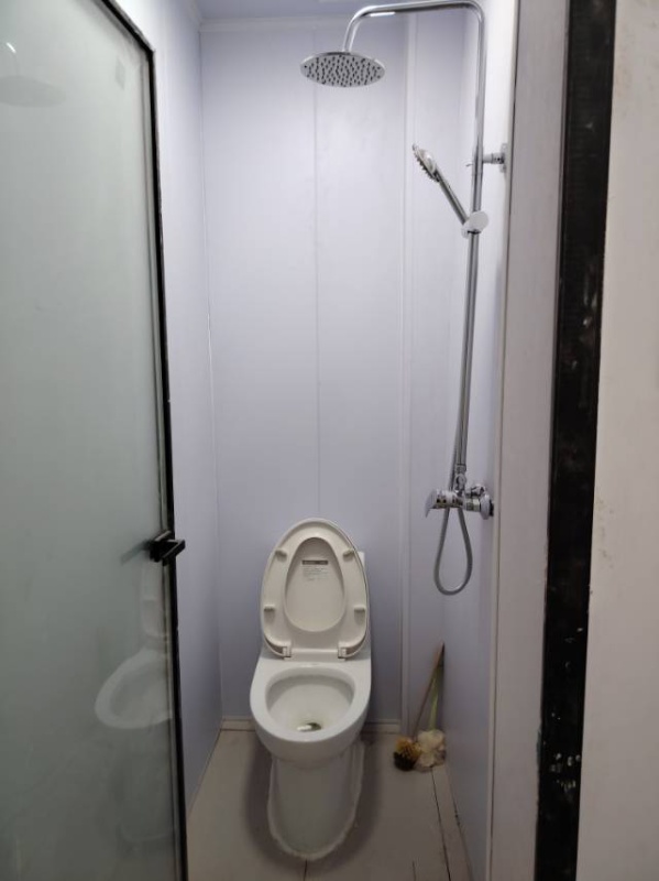 一室一厅，简单装修，交通方便，附近有超市，学校，医院，紧邻老万达商场，室内有热水（第 1 张）