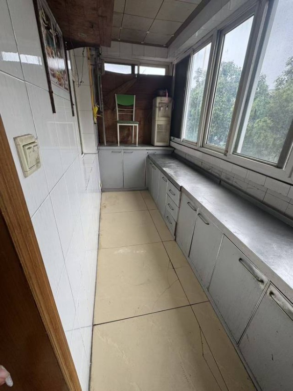 出租单元楼3楼，100平，三室一厅带小房，水电暖，家具齐全，紧邻二实，实验中学，（第 5 张）
