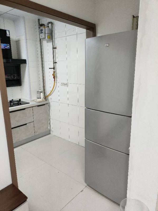 诚意出售，华亿大厦，电梯房，精装修，厨柜，衣柜，沙发，床，空调，冰箱，拎包入住，（第 9 张）