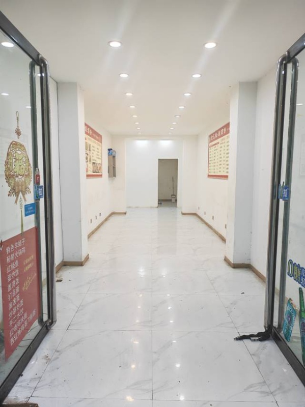 出租滨河北小区南门东边门市一间，有厨房，独立卫生间，租金面议，手机微信同号（第 1 张）