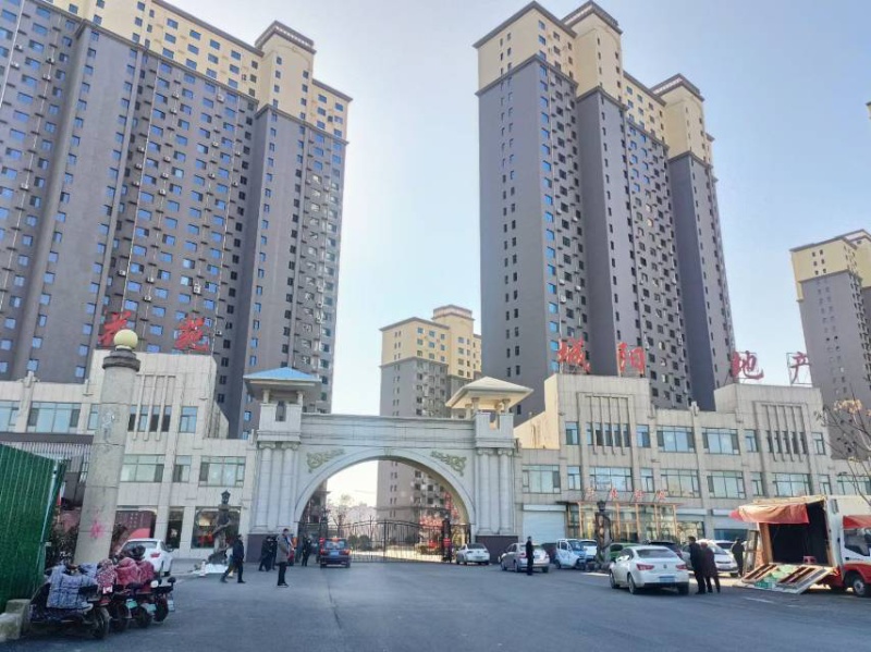 简装房，采光好，环境好 三个卧室一卫一厅一厨，交通方便，找长期租的，短期勿扰（第 1 张）