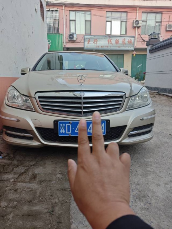 一万多块钱开走2012年奔驰自动档，车况好，无事故几乎原车漆，必须过户（第 1 张）