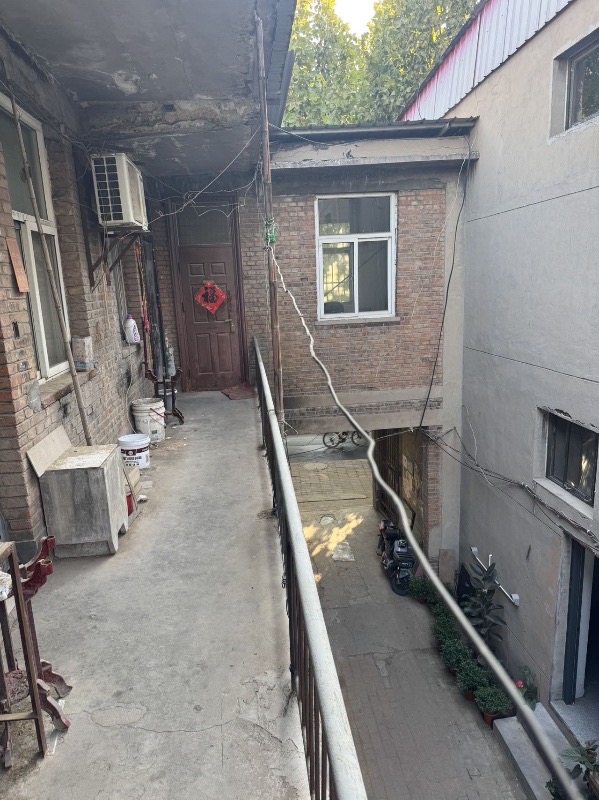 新洺路政府街交叉口北行一百米路西临街大院。二层，楼下有独立卫生间有水有电。一年整（第 3 张）