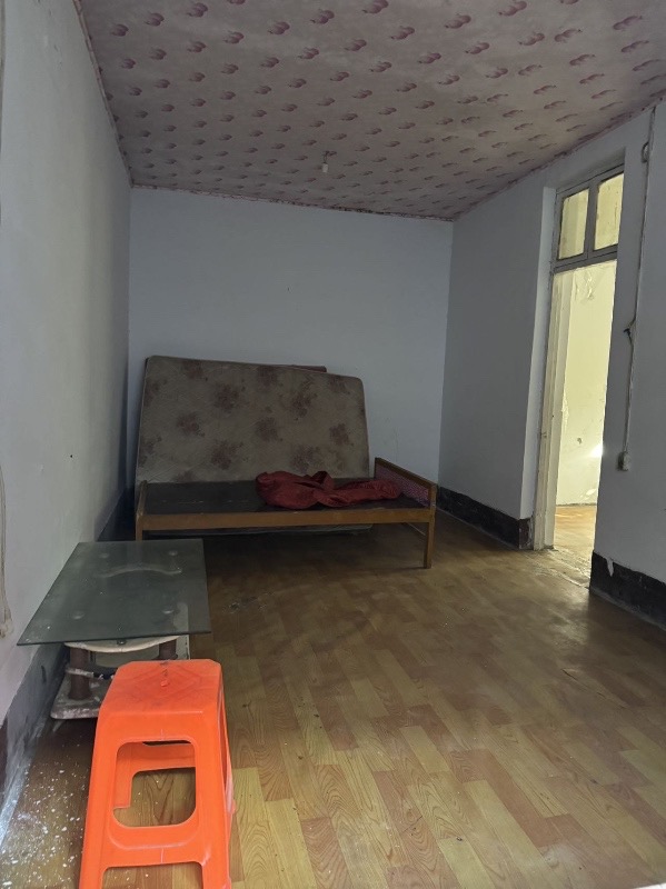 新洺路政府街交叉口北行一百米路西临街大院。二层，楼下有独立卫生间有水有电。一年整（第 2 张）