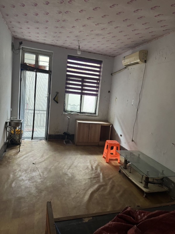 新洺路政府街交叉口北行一百米路西临街大院。二层，楼下有独立卫生间有水有电。一年整（第 5 张）