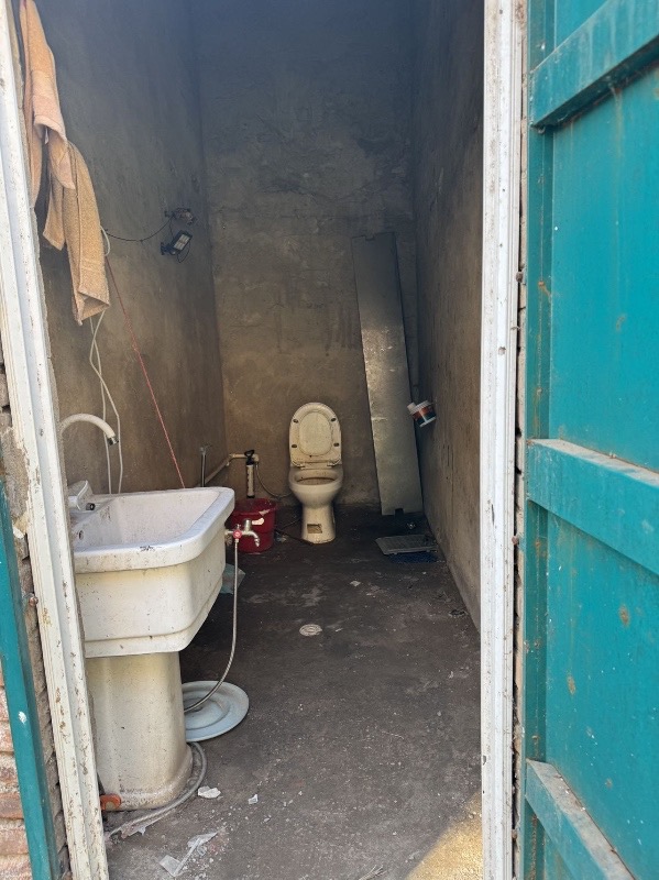 新洺路政府街交叉口北行一百米路西临街大院。二层，楼下有独立卫生间有水有电。一年整（第 1 张）