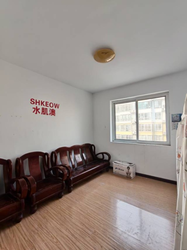 凤凰城 中间楼层 简装修 三居室 拎包入住年租1万（第 4 张）