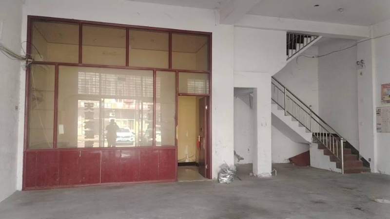 挨着飞宇南边大路口，门口大宽街，装车方便，水电齐全，有办公室（第 1 张）