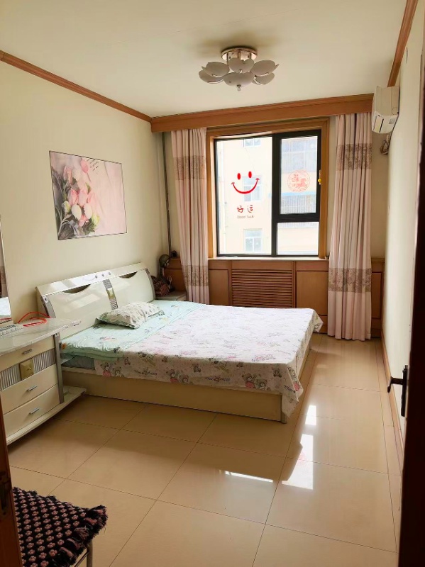 房屋出租🏠
叮咚～房东直租
🏡三室一厅，明亮宽敞
🏠家具齐全，拎包入住
�（第 4 张）