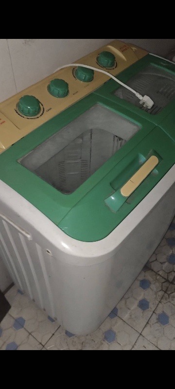 双缸洗衣机，正常用。就是甩干刹车不行需要自己停，去年新换的甩干电机，200元自取（第 1 张）