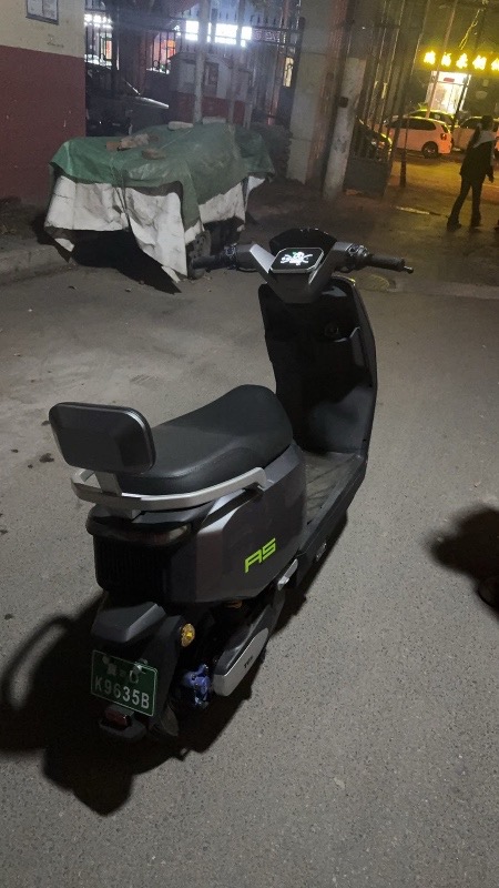 本人有一个小刀电车买了有半个多月，基本上没咋骑，想卖呢。新车每磕没碰手续齐全。 （第 3 张）