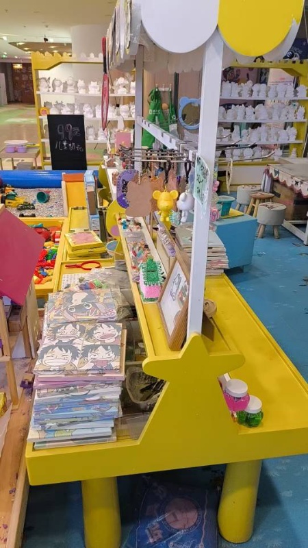 本人出售处理实木展示桌子两台，价格面议非常便宜，有意联系（第 2 张）
