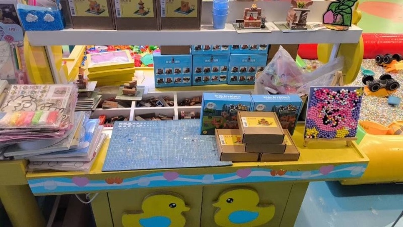 本人出售处理实木展示桌子两台，价格面议非常便宜，有意联系（第 3 张）
