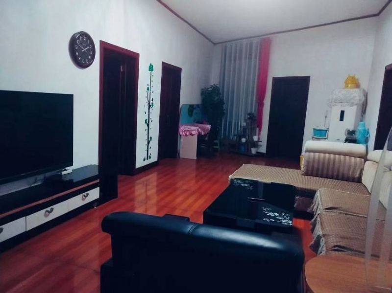 个人出租；新职教校附近三室两厅一卫，邻路可住可办公，家电齐全，拎包入住。有独立小（第 1 张）