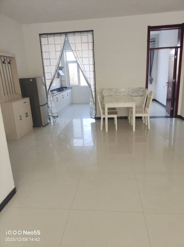 出租：南关自建房单元楼，三室两厅两卫精装修，紧邻大街，是曲周一中，尚书中学和郦商（第 3 张）