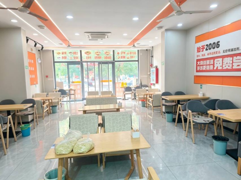 因店铺搬迁，低价转让位于时代广场南门东行路北，品牌小吃店，格局方正，干净卫生，不（第 1 张）