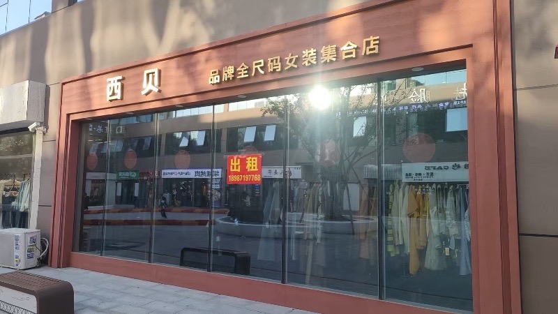 天骏商业步行街铺面出租，对面就是北门大门口。两面玻璃。室内面积80平，赠送地下室（第 2 张）