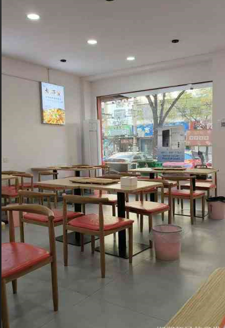 因家中有事饭店急转，
85平设备齐全接手可营业，也可免费技术转让。店内宽敞明亮（第 3 张）