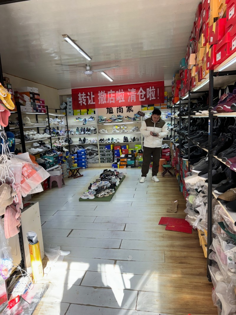 位置优越，门市前有20多年的早市人流密集，旁边有渚河路小学和27中两所学校，对面（第 2 张）