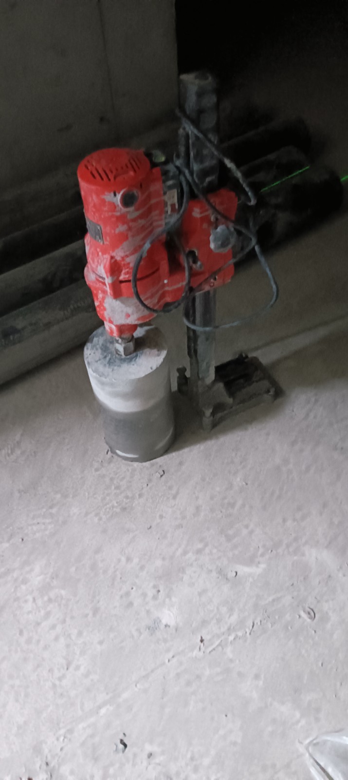专业水钻打孔混凝土切割承接水钻打孔直径25至500一次成型!打过路孔，开门洞斜孔（第 1 张）