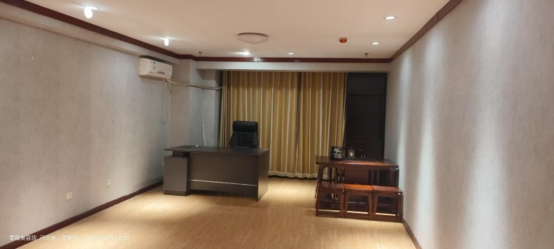 屋内精装修、优质木地板、热水器空调、茶吧机、高端办公桌椅、多门大衣柜、楼层内环境（第 1 张）