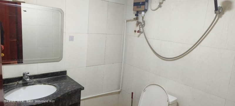 屋内精装修、优质木地板、热水器空调、茶吧机、高端办公桌椅、多门大衣柜、楼层内环境（第 2 张）