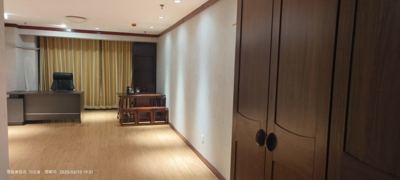 屋内精装修、优质木地板、热水器空调、茶吧机、高端办公桌椅、多门大衣柜、楼层内环境（第 3 张）