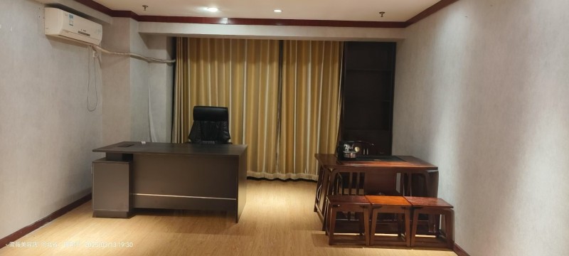 屋内精装修、优质木地板、热水器空调、茶吧机、高端办公桌椅、多门大衣柜、楼层内环境（第 4 张）
